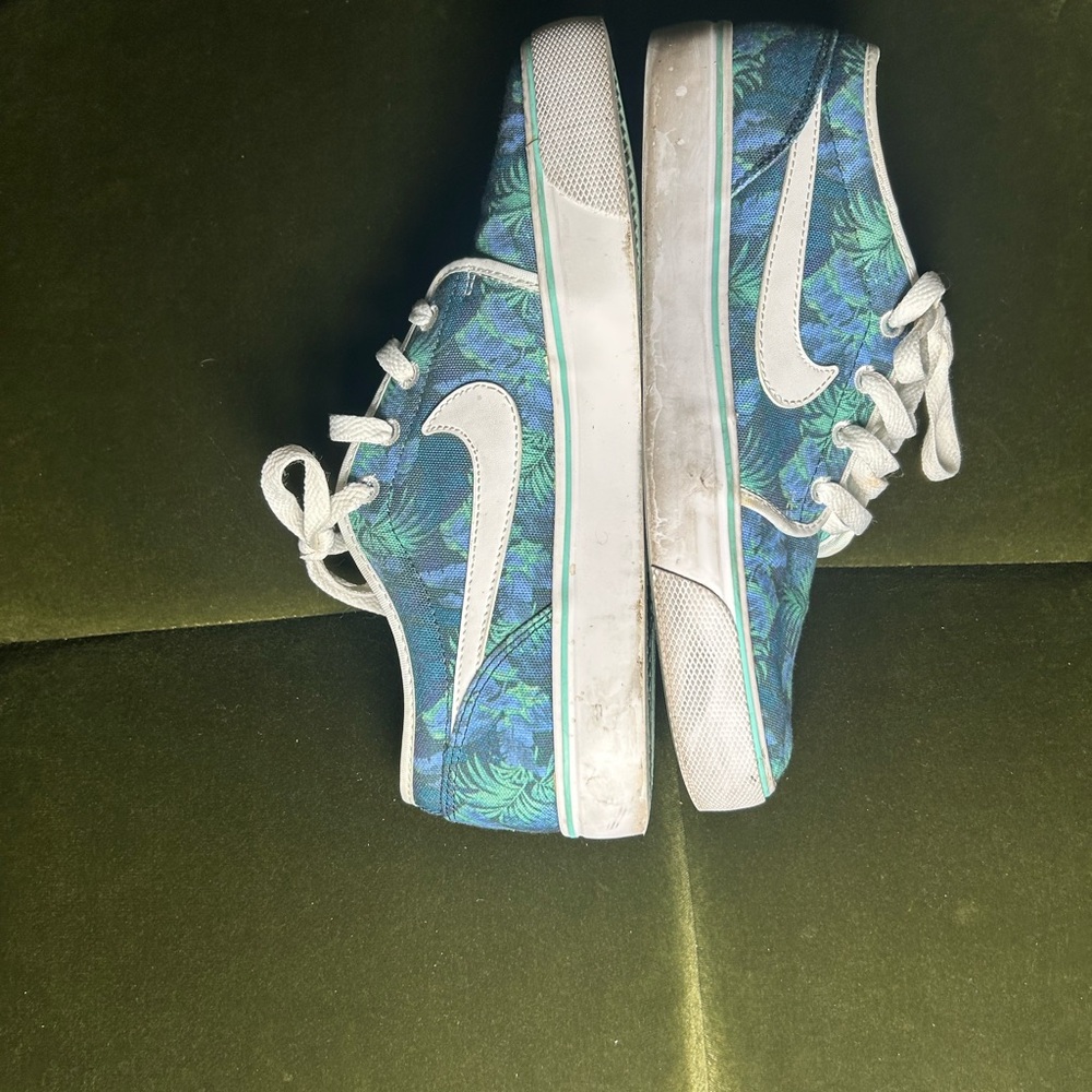 Nike Blue and White Sneakers Classic Basketball-Inspired Design